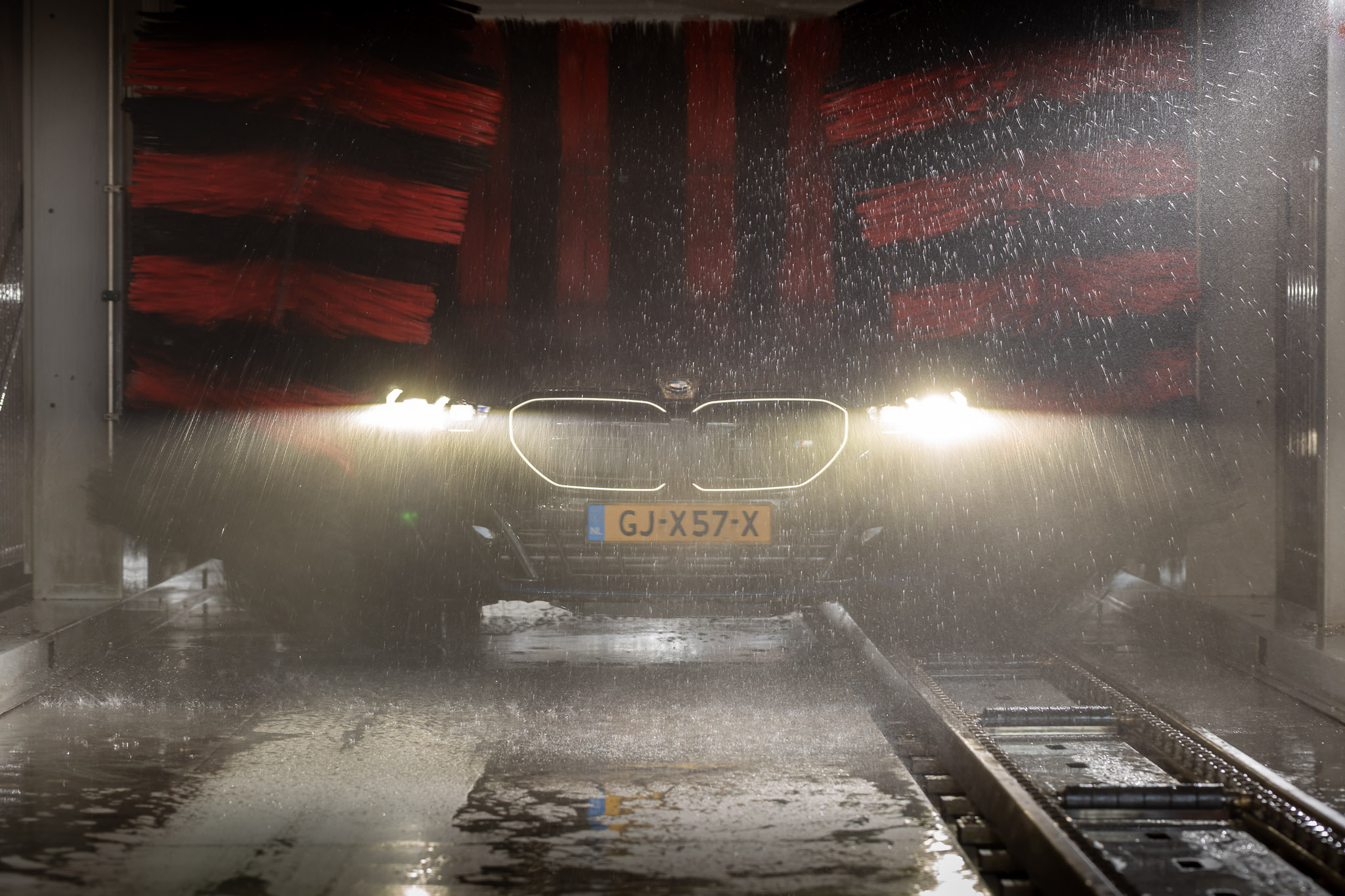 Glanzende auto bij Spetters